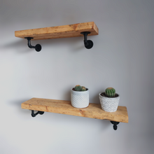 Lade das Bild in den Galerie-Viewer, Wandregal Altholz mit Rohrhalterung