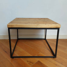 Lade das Bild in den Galerie-Viewer, Altholz Couchtisch