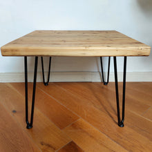 Lade das Bild in den Galerie-Viewer, Altholz Beistelltisch