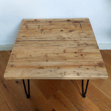 Lade das Bild in den Galerie-Viewer, Altholz Beistelltisch