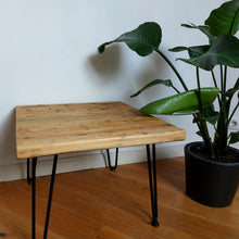 Lade das Bild in den Galerie-Viewer, Altholz Beistelltisch