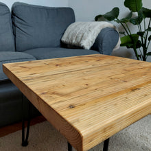 Lade das Bild in den Galerie-Viewer, Altholz Beistelltisch