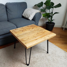 Lade das Bild in den Galerie-Viewer, Altholz Beistelltisch