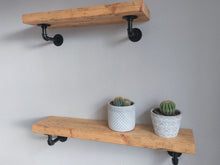 Lade das Bild in den Galerie-Viewer, Wandboard Altholz mit Rohrhalterung

